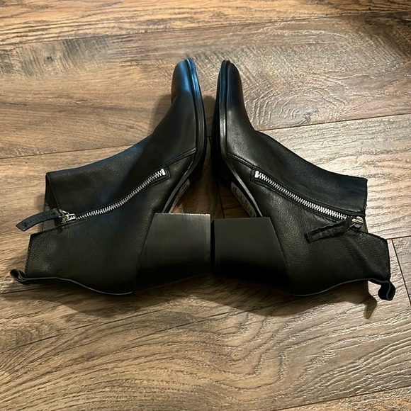 NWT Dolce Vita
Rila Pebbled Leather Stack-Heel Booties size 10 - Picture 6 of 8